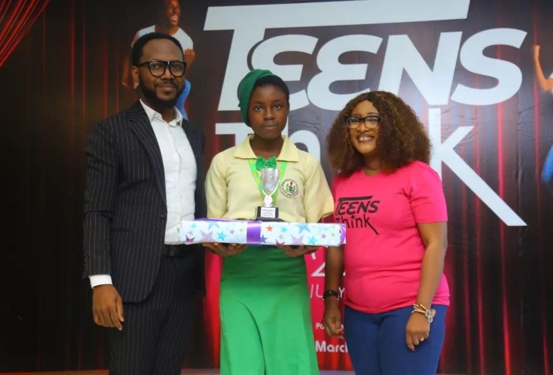 Mr Dolapo presenting an award in teensthink